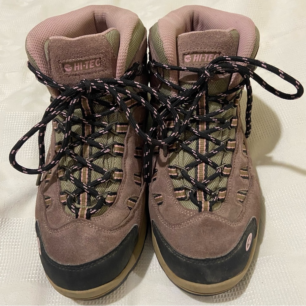 LIKE NEW! Woman’s Hi-Tec Bandera mid rise waterproof hiker.